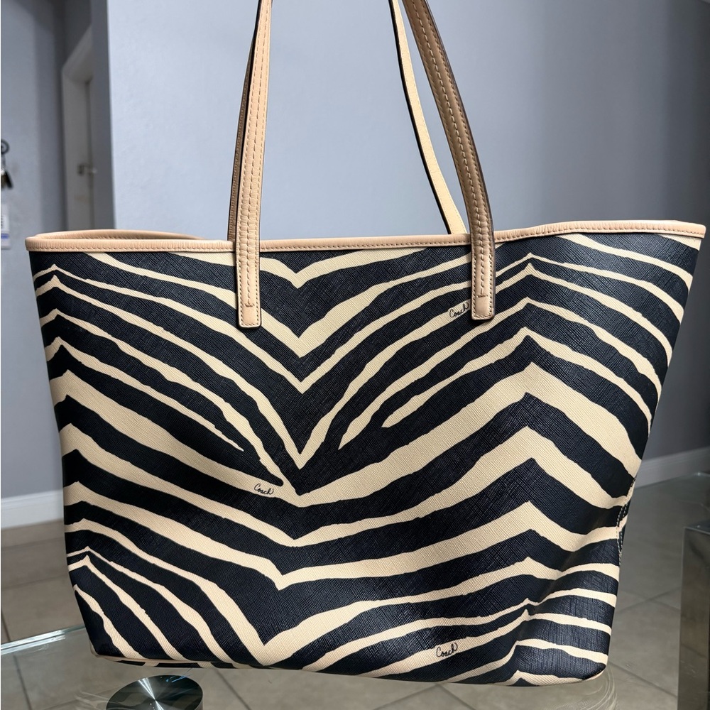 🤗 SOLD 🤗 Coach Zebra Stripe Tote in Black and Cream - Picture 2 of 10